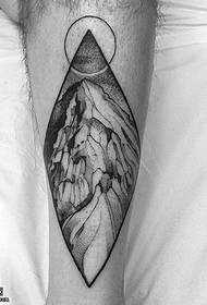 Motivo per tatuaggi geometrici a forma di picco di montagna in vitello
