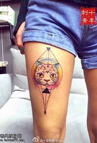 Tatuaggio tatuaggio sulla coscia
