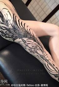 Прекрасна шема на тетоважи со пердуви на нозете