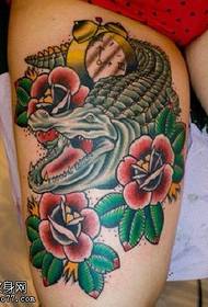 Ŝnuro floro krokodilo tatuaje ŝablono