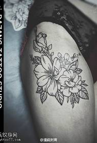 Bloemen tattoo-patroon op de dij