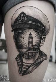Navy tetovējums uz augšstilba
