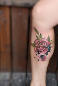 Gambe femminili alla moda con bellissime rose con foto di tatuaggi