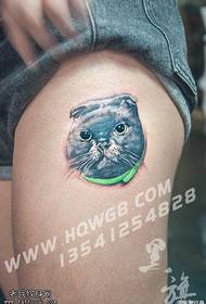 Modello di tatuaggio del gatto sulla coscia