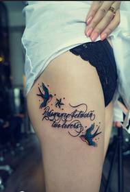 Slika lijepog izgleda lastavice za uzorak tetovaže slova za ženske noge