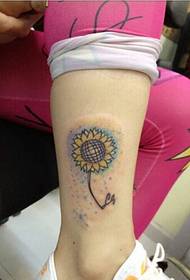Been Faarf frësch a schéin Sonneblummen Tattoo Muster Bild