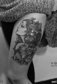 კლასიკური სილამაზის tattoo ბარძაყზე