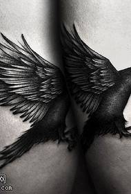 大腿乌鸦纹身图案