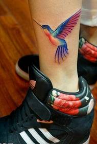 세련된 다리 벌새 문신 패턴 사진