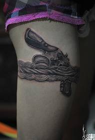 Divat női lábak gyönyörű csipke pisztoly tetoválás mintás képek
