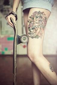 Skjønnhet, vakre ben, vakker tatovering