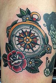 Modello tatuaggio bussola gamba