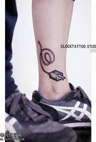 Collegare il modello del tatuaggio sul polpaccio
