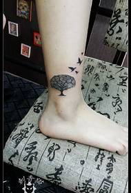 Exquisite rich tree bird flying tattoo pattern