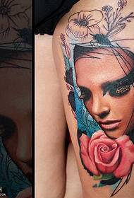 Stehno okouzlující krásy portrét tetování vzor