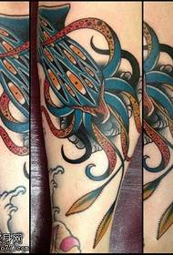 Ang pattern sa tattoo sa Octopus sa nating baka