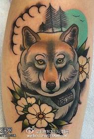 Modello di tatuaggio floreale cane lupo dipinto