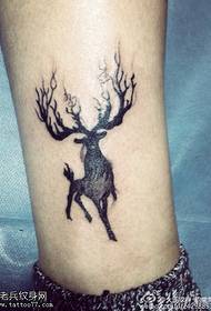 Wzór tatuażu jelenia na łydce
