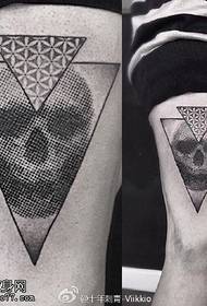 Padrão de tatuagem de ponto de triângulo de coxa