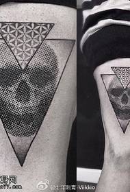 Patrón de tatuaje de erizo de punto de triángulo de muslo
