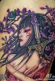 Όμορφη μοτίβο τατουάζ ομορφιάς σε ιαπωνικό στιλ