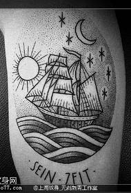 Iphethini le-tattoo ngomkhumbi imini nobusuku