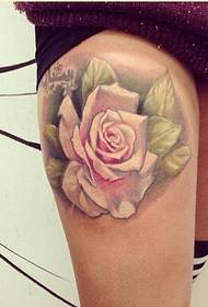Mooi en mooi uitziende roos tattoo foto van vrouwelijke benen