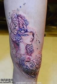 Ryškus ir gražus gėlių pasakų tatuiruotės modelis