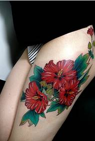 Mooie en mooie bloem tattoo patroon foto op de benen