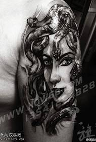Patrón de tatuaje de mujer de cabello de serpiente