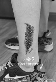 Ienfâldich en verfrissend patroan fan feather tattoo