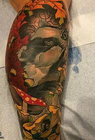 Modello di tatuaggio di leone marino dipinto gamba