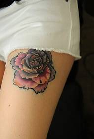 Ang pattern na maganda ang rosas na tattoo para sa magagandang binti ng kababaihan