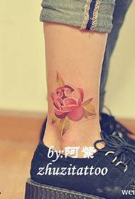 Нога рожева троянда візерунок татуювання