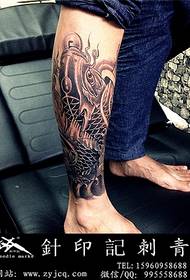 Tatuaggio koi di vitello avvolto