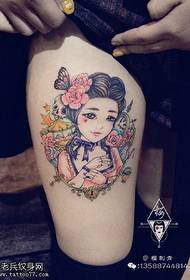 Gyönyörű tetoválás a combon