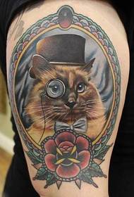 Kişiselleştirilmiş bacak moda yakışıklı ve güzel kedi dövme desen resmi