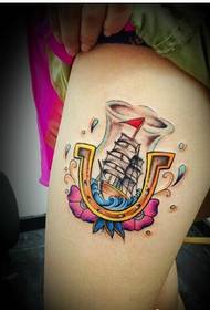 Kobiece nogi tylko piękne zdjęcia kolorowego wzoru tatuaż tatuaż żaglówka