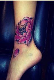 Imagen de patrón de tatuaje de calavera color de rosa hermosa personalidad de pierna