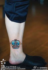 Noha vztyčené farebné koruny tetovanie vzor