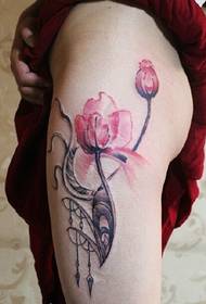 Spettacolo di tatuaggi sexy per coscia da ragazza