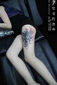 Hermoso tatuaje de ángel en el muslo