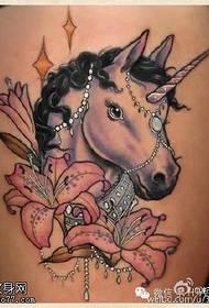 Modello bellissimo tatuaggio giglio unicorno