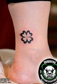 Patrón de tatuaxe de trevo de catro follas sinxelo e fresco