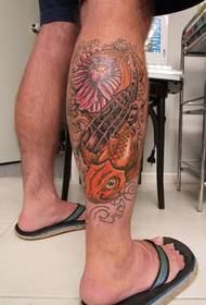 Nagyon szép és szép tintahal tetoválás képe a lábon