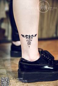 Дјевојка тетоважа ногу дјевојке