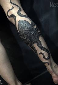 Uzorak tetovaže lignje na teletu