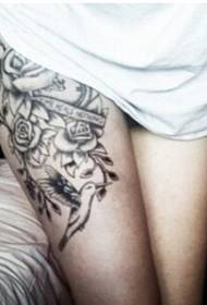 Європейські та американські улюблені жіночі ніжки чорно-білі виразні малюнки татуювань троянд