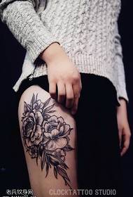 Klasika flora tatuaje mastro sur femuro