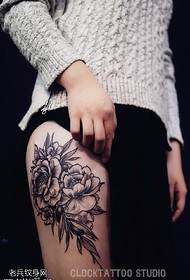 Klassisches florales Tattoo-Muster am Oberschenkel